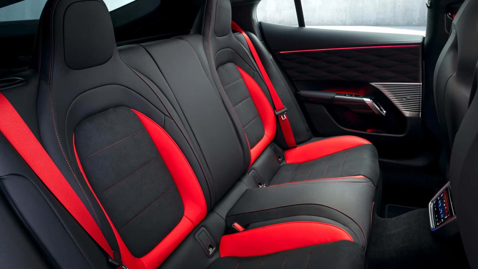Η νέα Mercedes-AMG GT 4-Door Coupe έχει καμπίνα... άλλου επιπέδου! 